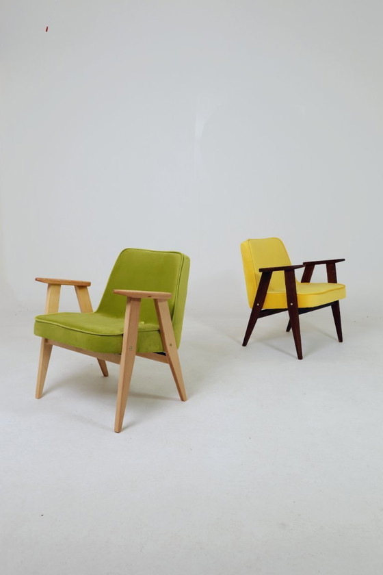 Image 1 of Vintage loungestoel, perengroen fluweel, natuurlijk geolied hout.
