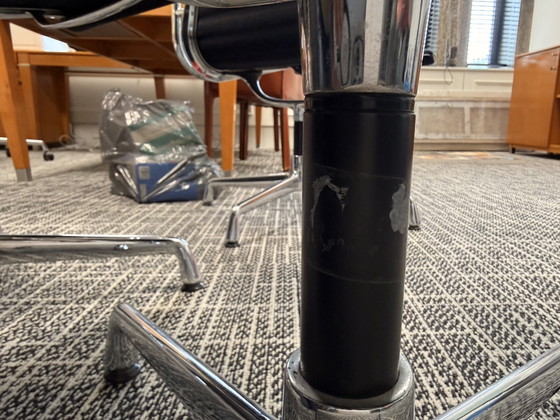 4 Vitra Charles & Ray Eames Conference chairs – Textile, Aluminium (photo 9 of 15)