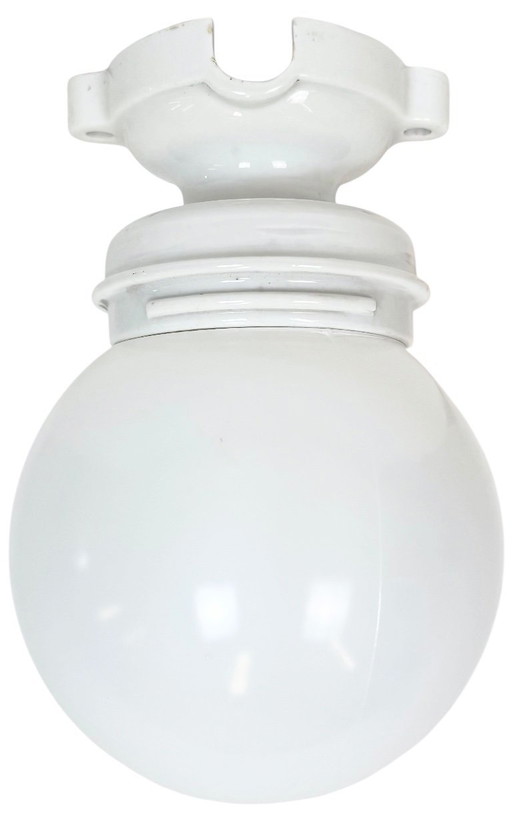 Lámpara de techo vintage de porcelana con cristal lechoso, años 50