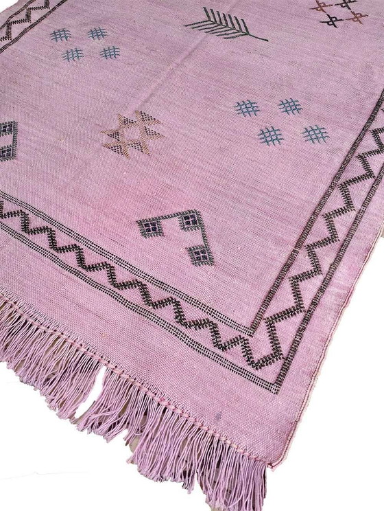 Tapis marocain rose sabra 100x150 cm – tenture murale en soie de cactus tissée à la main – Wool, Cotton (photo 4 of 5)