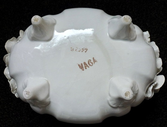 Image 1 of Vintage Jardiniere / Plantenbak Met Prachtige Keramische Bloemen