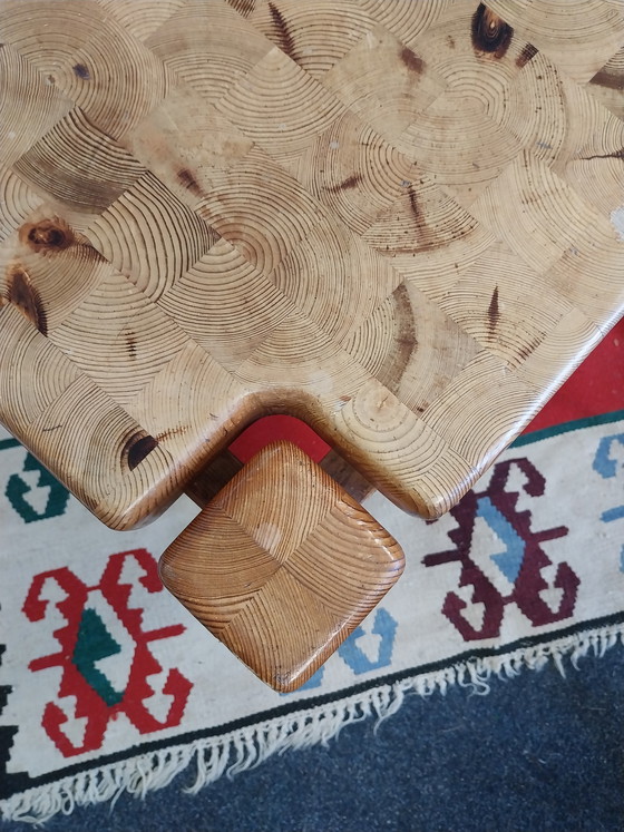 Image 1 of 1 dänischer Couchtisch aus den 1970er Jahren im Stil eines Metzgerblocks. Brutalistisch. Kiefernholz, 145 x 90 x 40 cm.