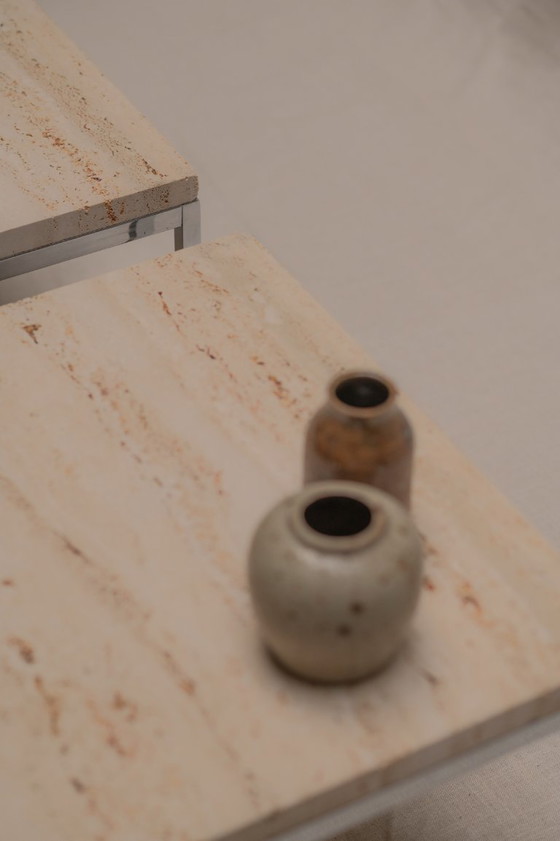 Image 1 of Ensemble de deux tables d'appoint modernistes en travertin et chrome - années 1970