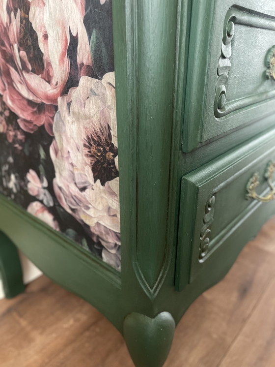 Image 1 of Cómoda elegante con flores