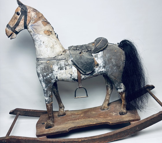 Image 1 of Antico cavallo da tiro in legno su slitta con rivestimento in tessuto e pelle – circa fine XIX/inizio XX secolo