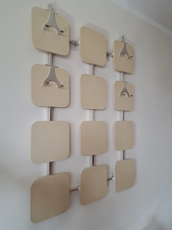 Image 1 of Porte-manteau mural vintage années 70, style Space Age, design milieu du siècle, beige chromé