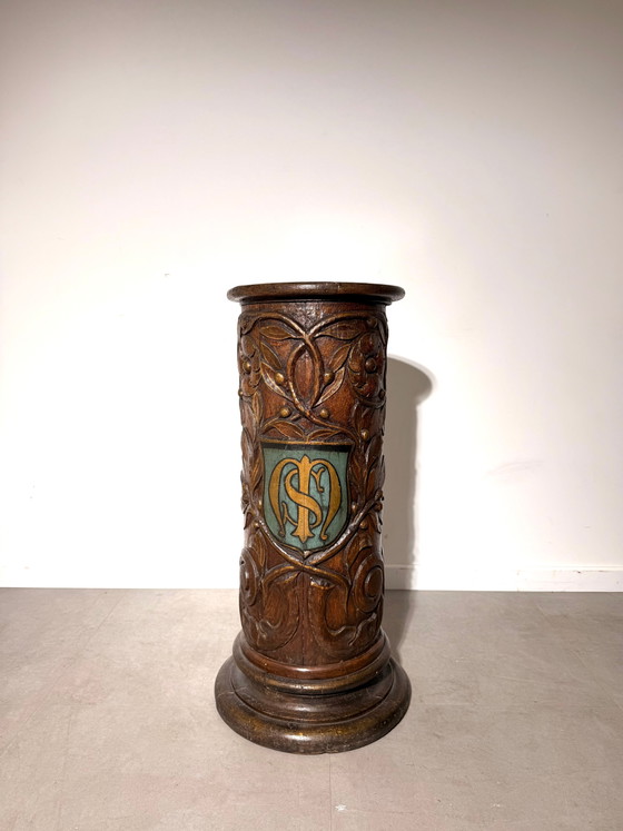 Socle héraldique en chêne sculpté du XVIIIe siècle – Tables d'appoint (photo 2 of 7)