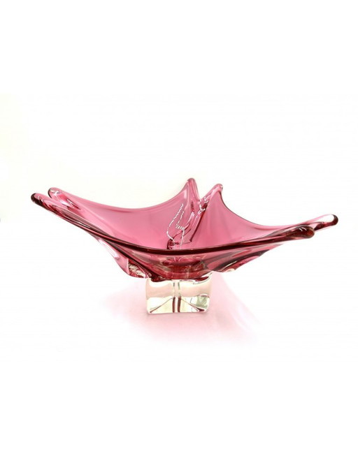 Un grand plat en verre d'art rose