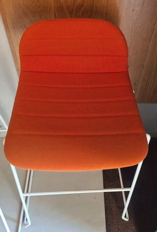 2 bar stools