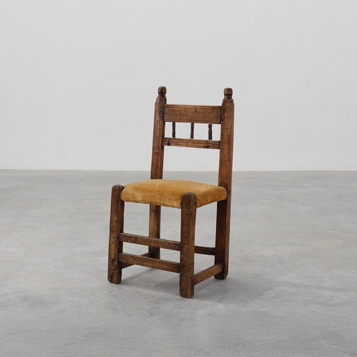 Sedia laterale spagnola in rovere intagliata a mano del XIX secolo con seduta in velluto