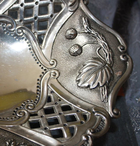 Image 1 of Ciotola decorativa argentata – rilievo floreale – 38 x 37 x 8 cm – elegante pezzo vintage