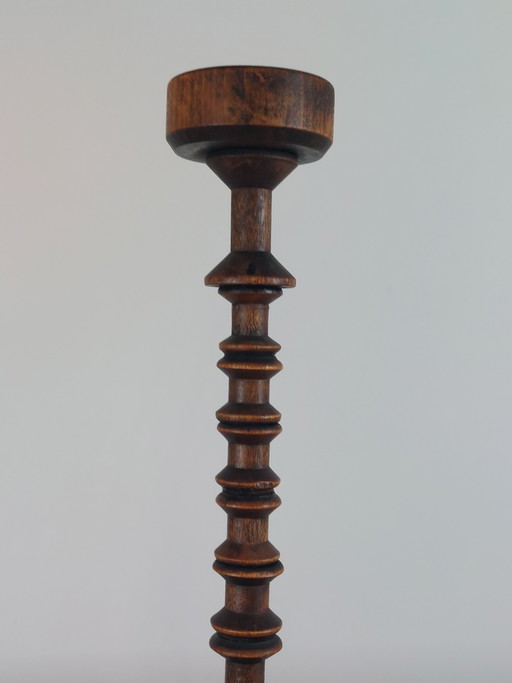 Candeliere antico in legno, rocchetti di filo, arte popolare, patina