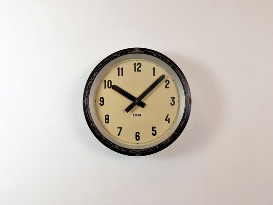 Orologio da parete industriale nero di fabbrica IBM, anni '50 – Vetro, Ferro (photo 2 of 18)