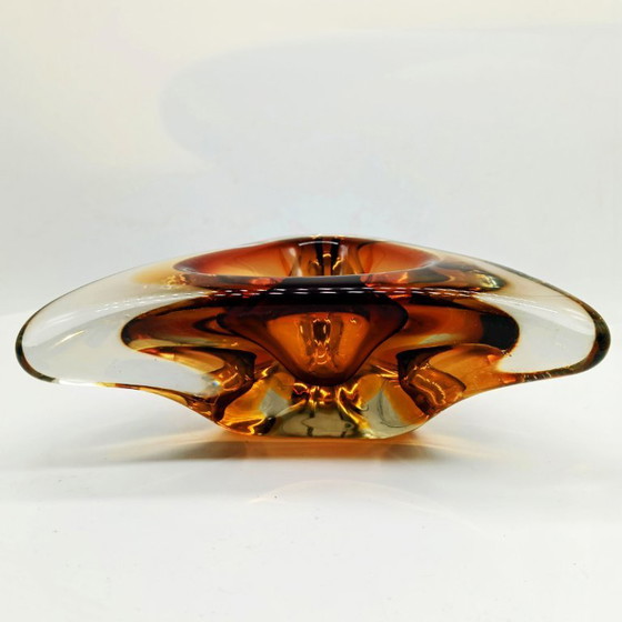 Image 1 of Atemberaubender großer dreieckiger Aschenbecher oder Alleskönner aus Muranoglas aus den 1960er Jahren. Hergestellt in Italien.