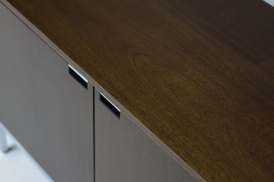 Image 1 of Florence Knoll Sideboard aus Walnussholz, Mid-Century Modern, Aufbewahrungsmöbel für Vorstandssitzungsräume