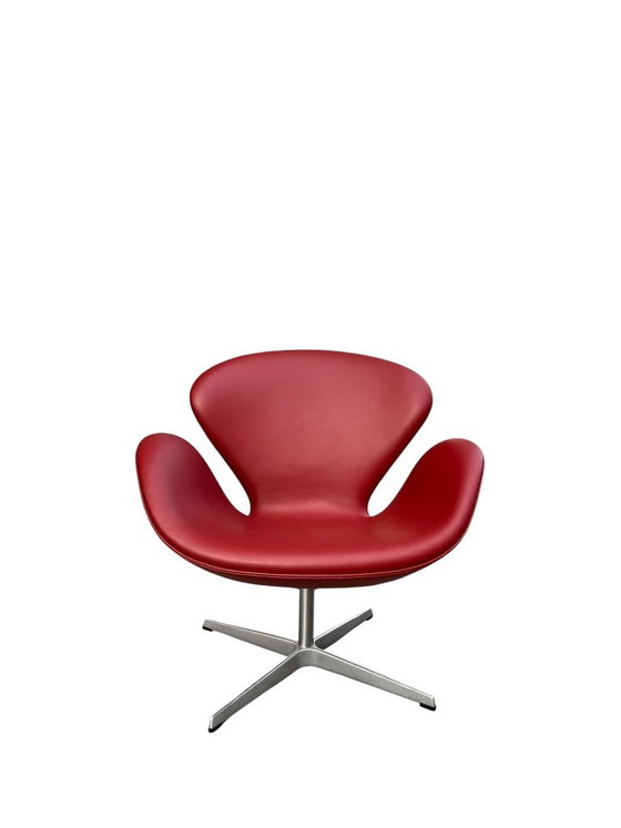 Image 1 of Fauteuil Swan en cuir rouge indien par Arne Jacobsen pour Fritz Hansen