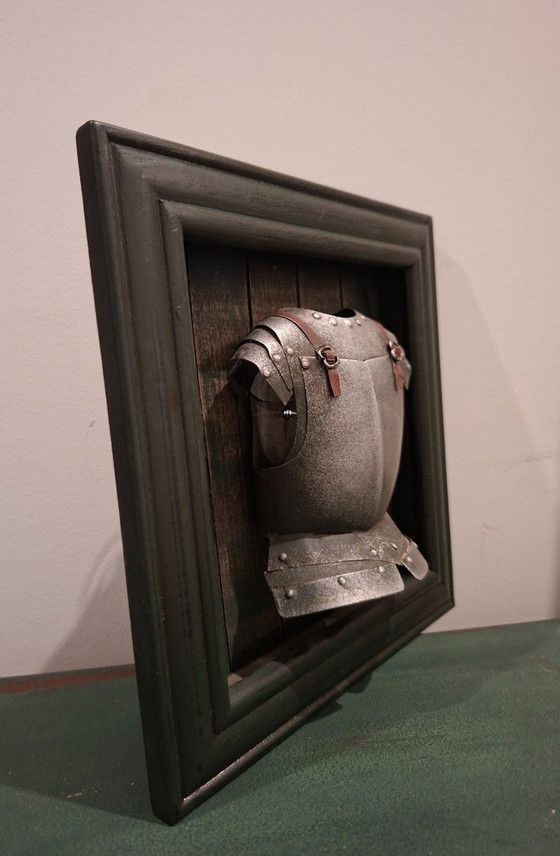 Image 1 of Oggetti da collezione: replica 3D di un'armatura medievale e 3 elmi storici in metallo in miniatura - decorazione da collezione.