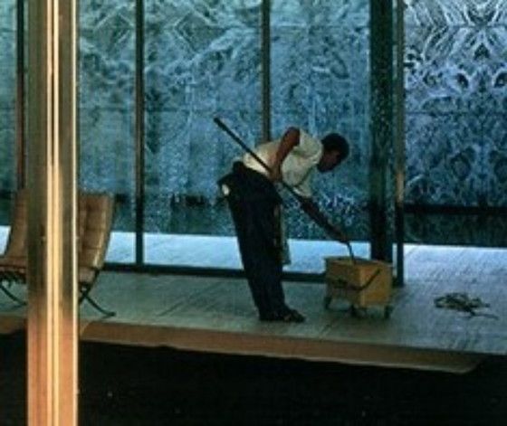 Image 1 of Wall, Jeff - Pulizia mattutina - Collezione di fotografie contemporanee