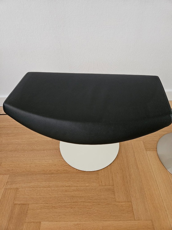 Con reposacabezas, blanco brillante, cuero Scozia 13X606 negro – Cassina, Sillones, Leather, Brass (photo 4 of 5)