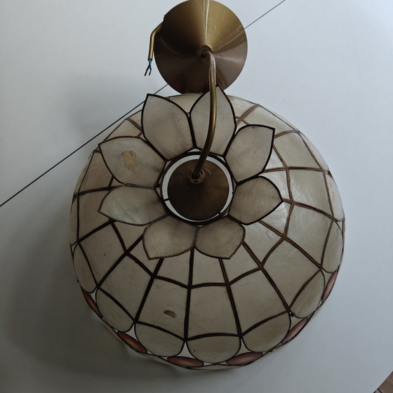 Image 1 of Suspension vintage en coquillage de Capiz avec couronne florale – années 1970