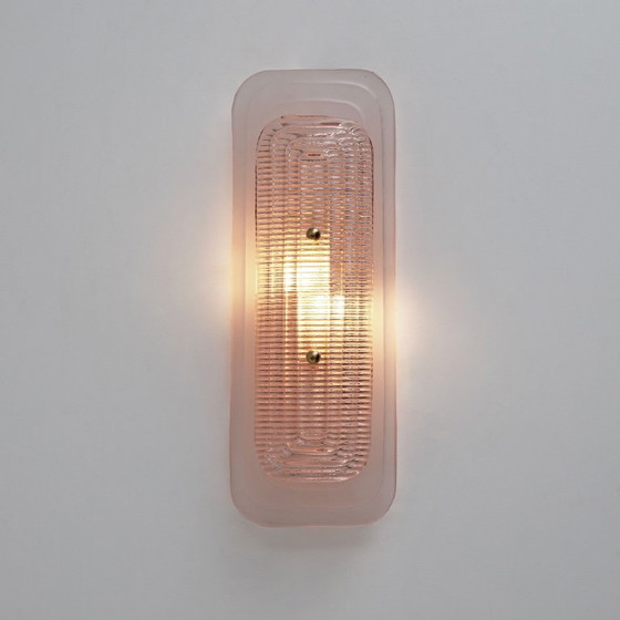 Image 1 of Een paar art-deco wandlampen van mat en glanzend roze Murano-glas en messing.