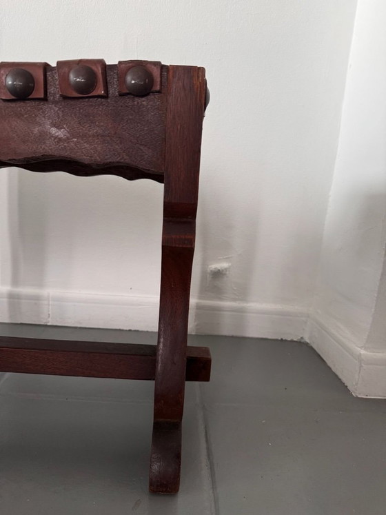 Image 1 of Tabouret espagnol à assise en cuir tressé, piètement à tréteaux et motifs ajourés