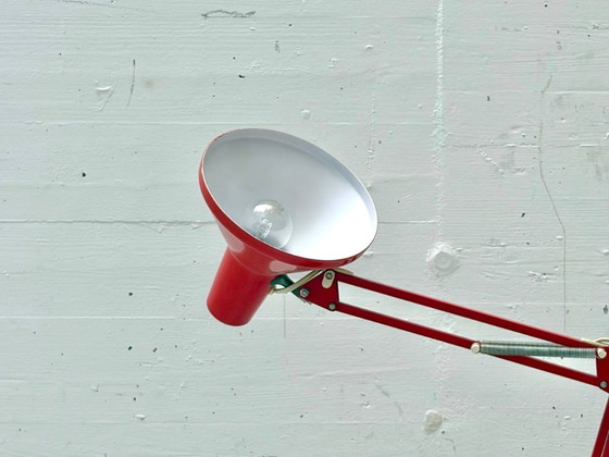 Image 1 of Rode bureaulamp uit het midden van de 20e eeuw, met verstelbare armleuningen.