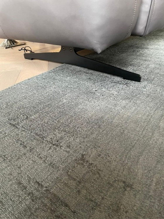 Image 1 of Rolf benz Chocolade lederen bank  254 cm met extra dipe zit  en in delen verstelbare leuning wordt geleverd met comfortabel rug 