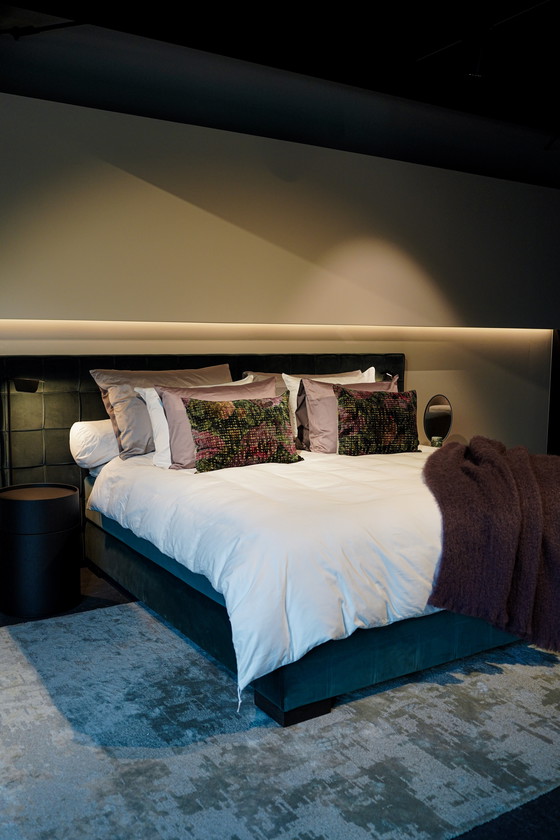 Image 1 of Letto Napoli con biancheria da letto – Comodini Moon Satellite – Tappeto Flush – Lampada da terra Tab