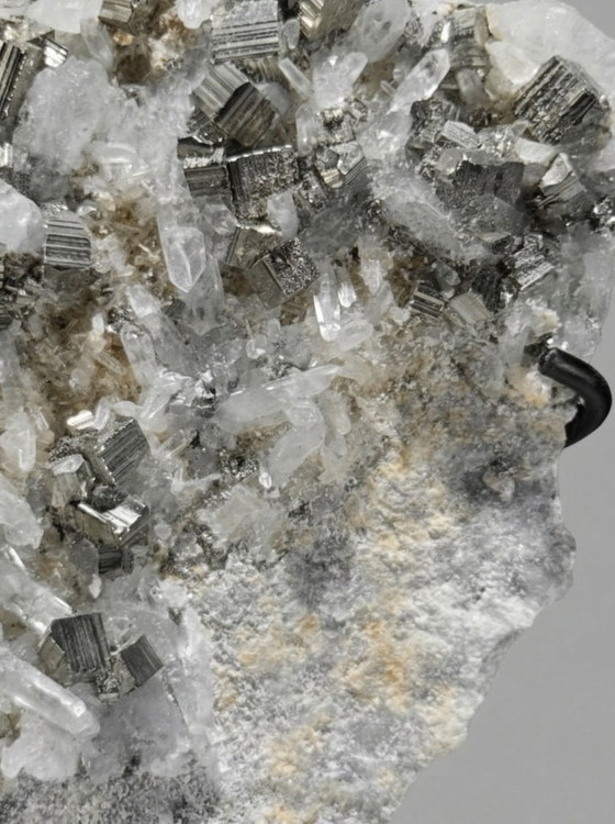 Image 1 of Dúo de pirita y cuarzo cristalino: escultura mineral sobre pedestales.