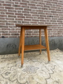 Chariot de chevet vintage danois en teck, table d'appoint haute et élégante.