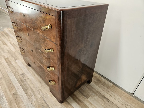 Image 1 of Commode Art Déco des années 1940 en loupe de noyer avec plateau en verre noir