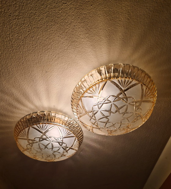 Image 1 of Een paar hoogwaardige vintage wand-/plafondlampen van loodkristal met stervormige slijping.
