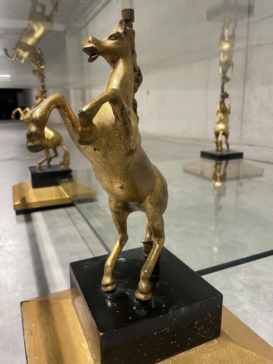 Image 1 of Vintage salontafel met bronzen paarden op stenen pilaren 