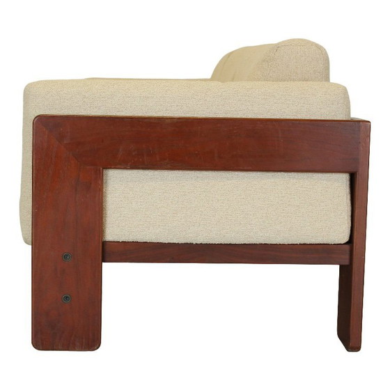 Image 1 of Sofá de tres plazas "Bastiano" restaurado en bouclé blanco roto y nogal, de Afra y Tobia Scarpa para Gavina, 1966