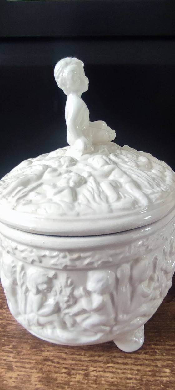 Image 1 of Bonbonnière Bassano , majolique italienne blanche