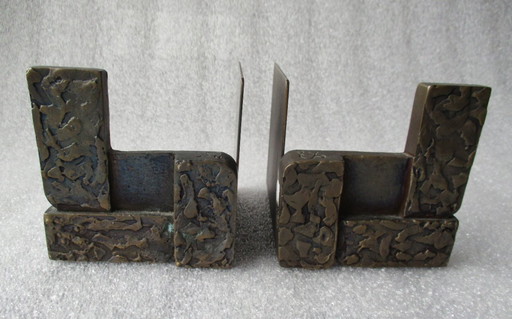 Luciano Frigerio, 2 Buchstützen, Bronze in Blockform, mit Signatur, 1970, Italien.  