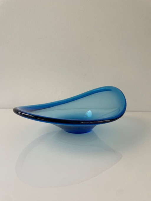 Cuenco de vidrio azul soplado a mano con diseño