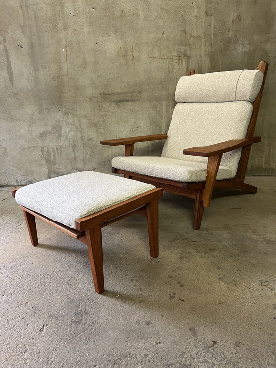 Image 1 of Poltrona e pouf GE-375 di Hans J. Wegner per Getama in teak