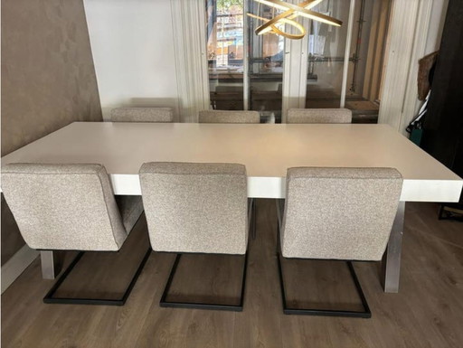 Bellissimo tavolo da pranzo di design bianco con gambe in alluminio