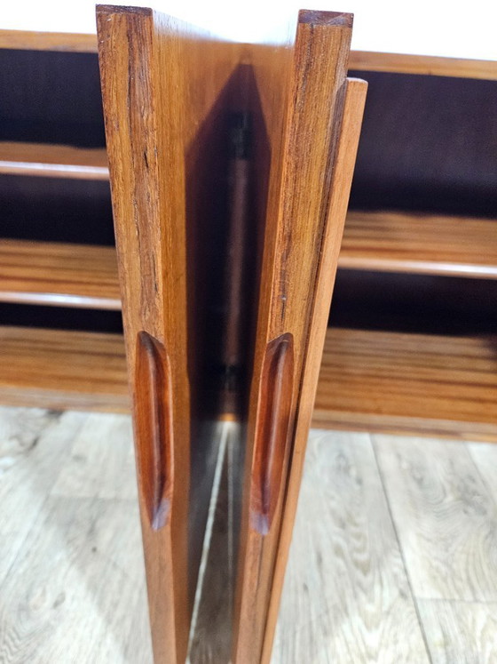 Image 1 of Icono del diseño, cómoda de teca, estilo moderno de mediados de siglo, década de 1960.