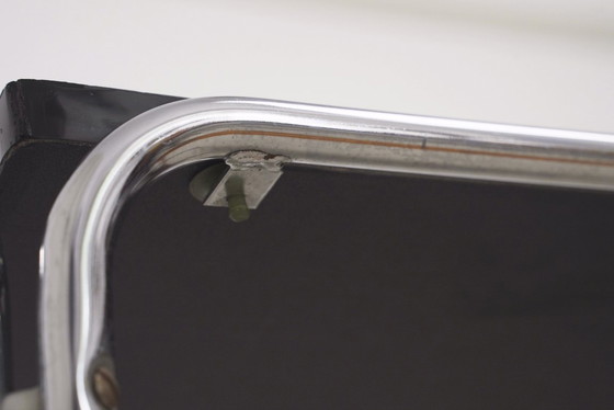 Image 1 of Tavolino laterale Bauhaus cromato con piano in acciaio tubolare e MDF nero, panca/mensola in stile Laccio di Marcel Breuer