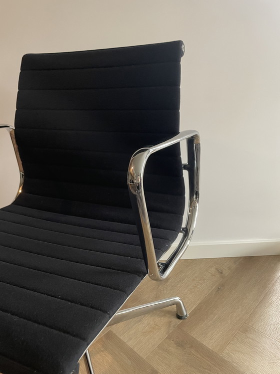 Image 1 of Sedia Eames EA107 Vitra "Hopsak/Velvet" - Vintage anni '80
