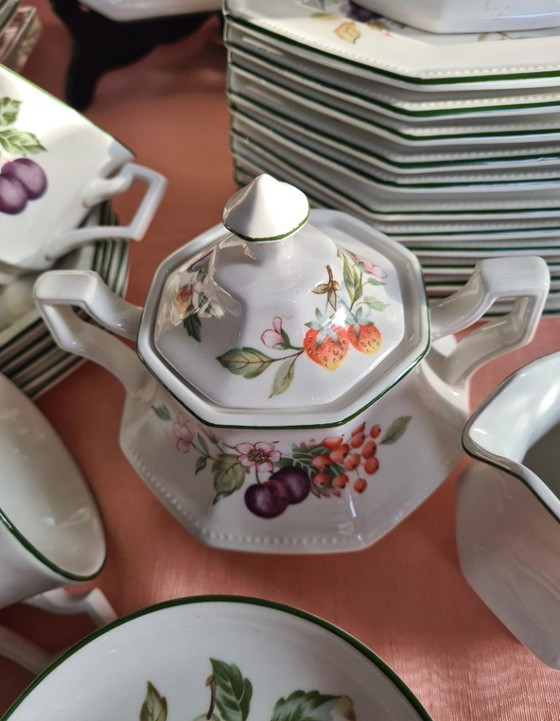 Image 1 of Servizio da tè e torta alla frutta fresca Johnson Brothers England con piatto da portata e petit four.