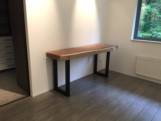 Image 1 of Hermosa mesa auxiliar de PW Interiors