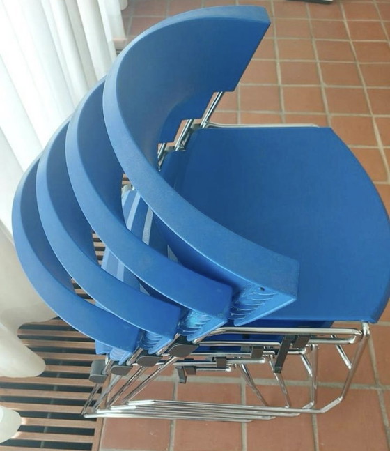 Image 1 of 4 blauwe giroflex stoelen - stapelbaar