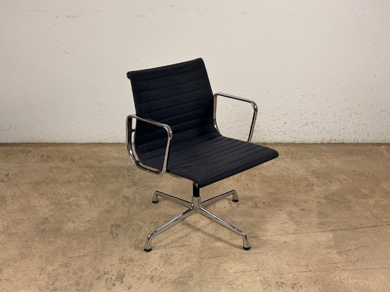 Image 1 of Sedia Vitra in alluminio EA 108, progettata da Charles e Ray Eames.