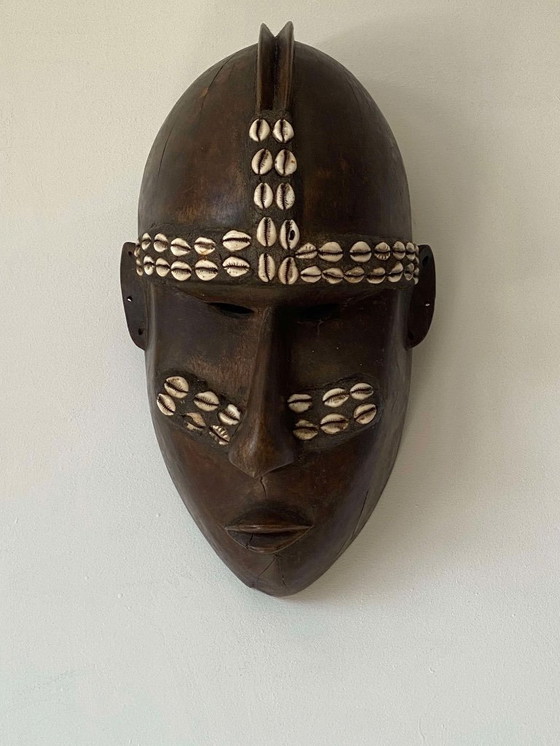 Image 1 of Maschera tribale africana vintage. Realizzata a mano in legno e decorata con conchiglie. Anni '90.