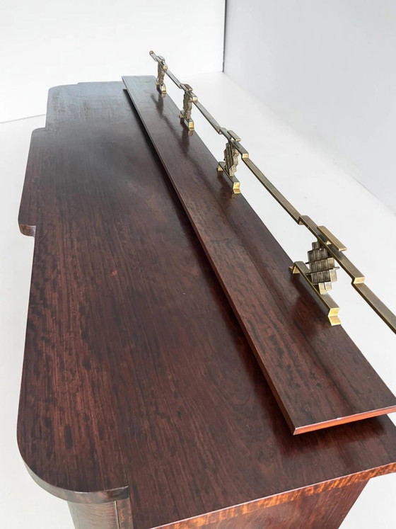 Aparador Art Déco raro (años 30) – Caoba con corona de latón arquitectónica y tapa de mármol extensible con (photo 10 of 18)