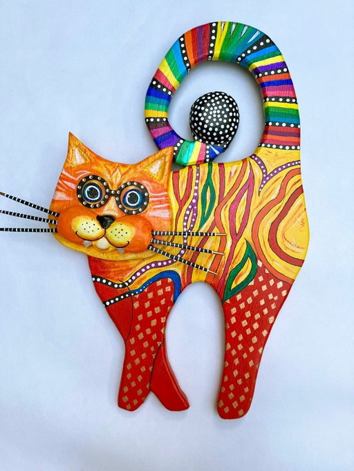 Grande scultura in legno a forma di gatto in stile boho. Realizzata a mano dall'artista.